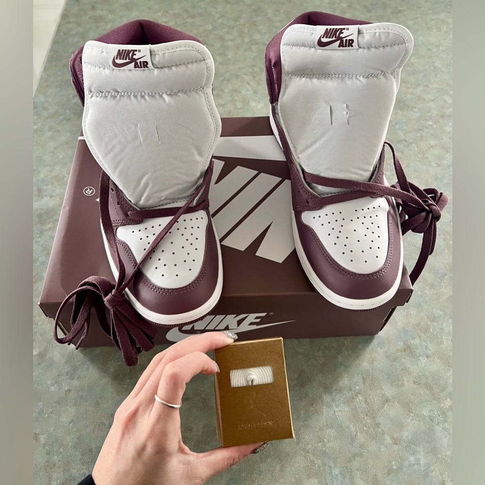 NEW IN BOX | Nike Men's Air Jordan 1 Retro High OG Shoes White/Mauve/White
